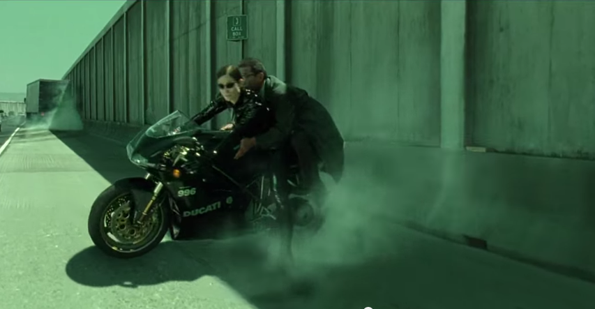 Chay bong va kich tinh cung moto Ducati 996 trong phim