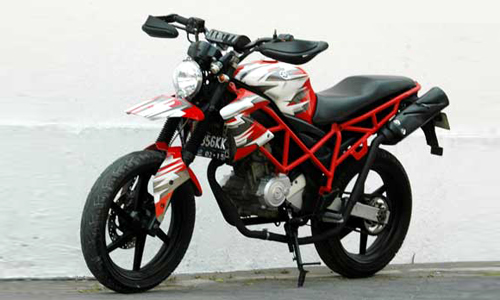 Yamaha Fz150i do theo phong cach Ducati Hypermotard