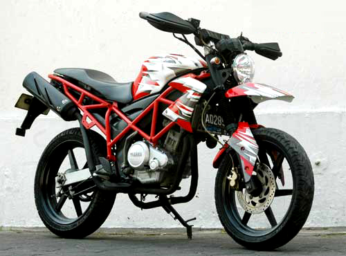 Yamaha Fz150i do theo phong cach Ducati Hypermotard - 2