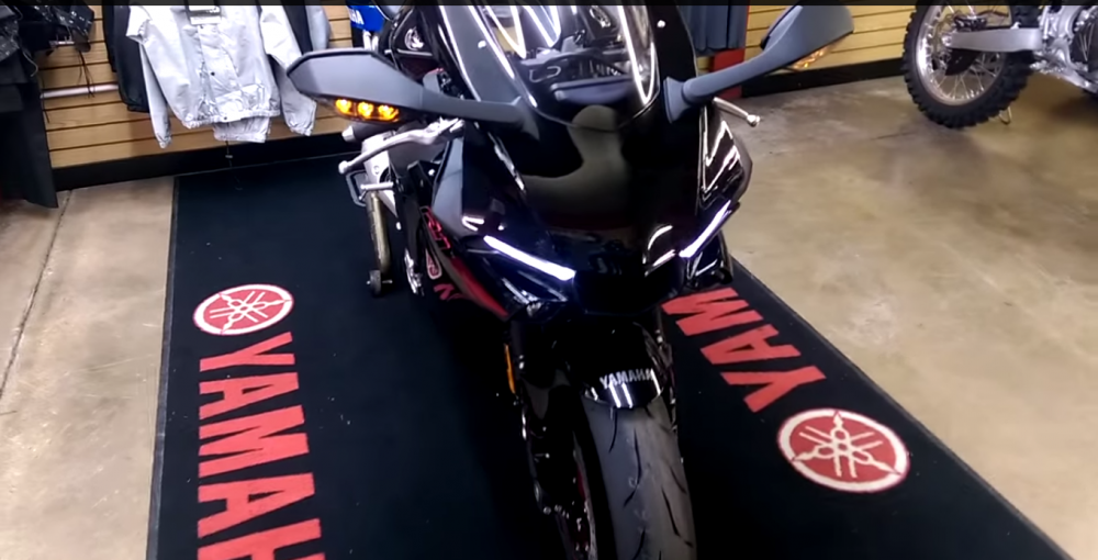 Clip Yamaha R1 2015 Phien ban dac biet