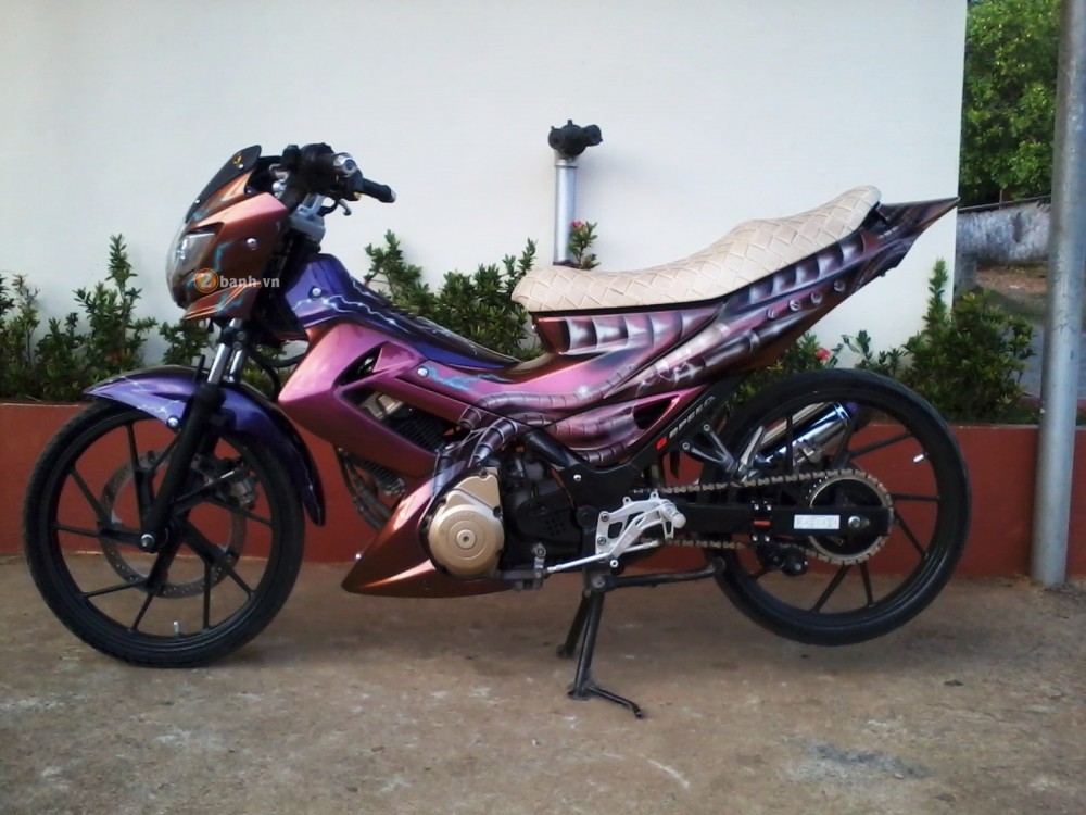 Suzuki Raider 150 Son AirBrush doi mau theo goc nhin