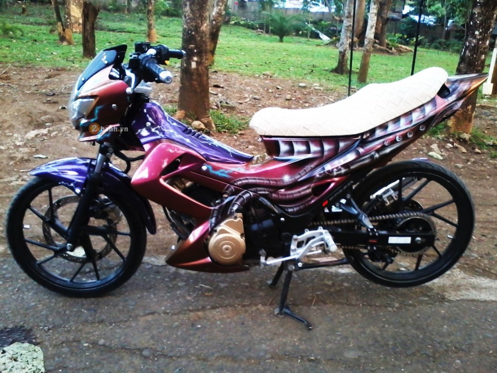 Suzuki Raider 150 Son AirBrush doi mau theo goc nhin - 4