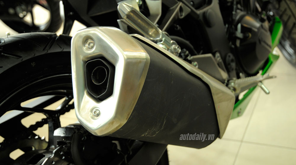 Can canh Kawasaki Z250 2015 mau xe sap duoc ban chinh hang tai VN - 9