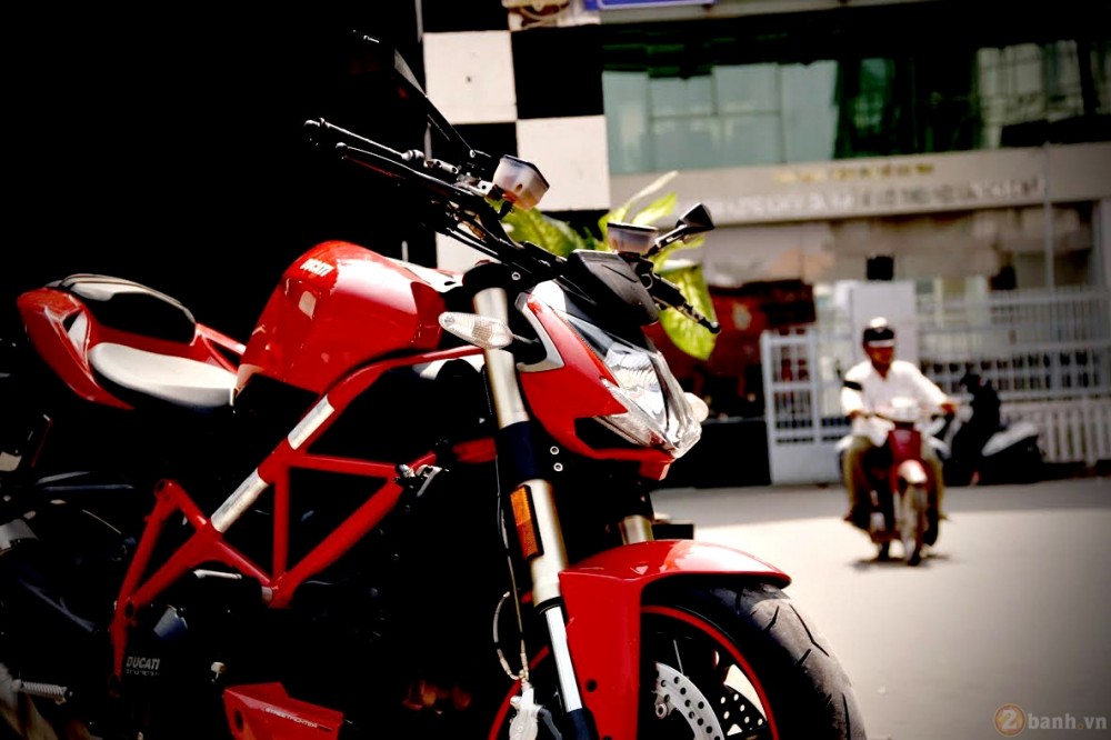 Ducati 848 StreetFighter kieu hanh tren pho - 2