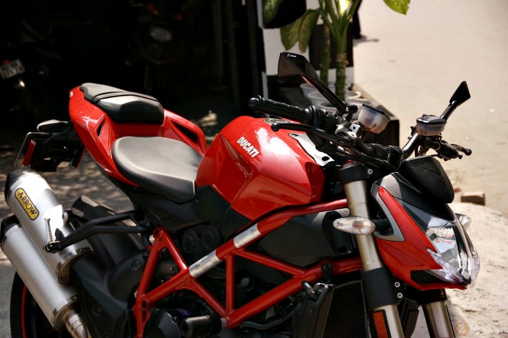 Ducati 848 StreetFighter kieu hanh tren pho - 8