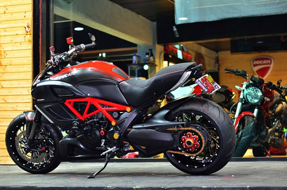 Ducati Diavel 2015 do sieu khung voi phien ban Carbon Red - 12