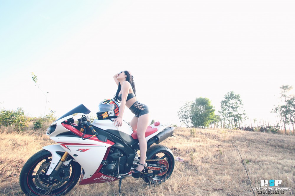 Yamaha R1 do dang cung co nang sexy day goi cam