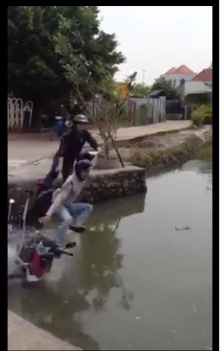 2 thanh nien di cuop lao thang xuong ao khi bi truy duoi
