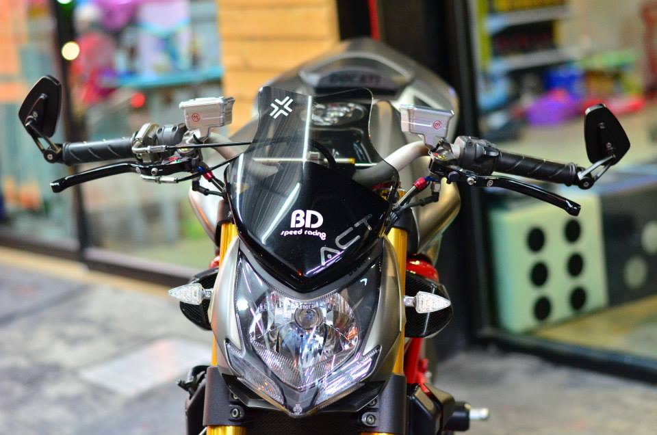 Ducati StreetFighter S do cuc khung voi loat do choi hang hieu - 4