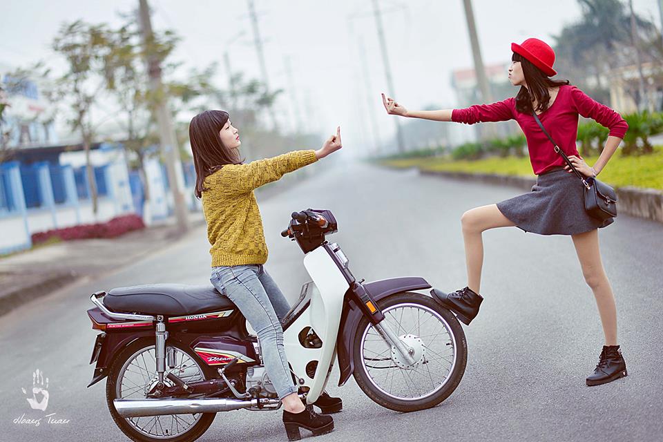 Honda Dream là mẫu xe cổ điển đã gắn bó với thế hệ trẻ Việt Nam. Hình ảnh chiếc xe mang đầy nét thanh thoát kết hợp phong cách thời trang sẽ đưa bạn trở về những kỷ niệm ngọt ngào hồi sinh viên. Cùng ngắm những bức ảnh đẹp và hiếm của Honda Dream nhé!