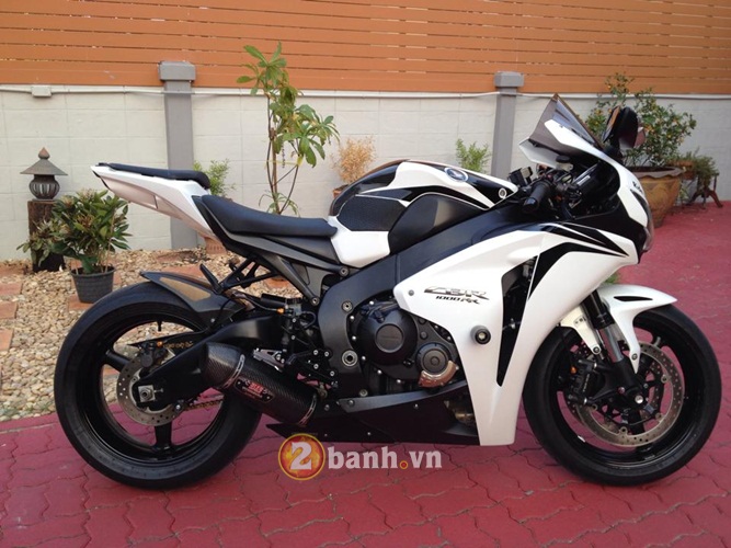 Honda CBR1000RR do chat choi voi dan do choi hang hieu