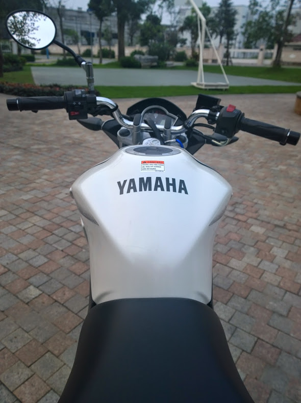 Yamaha FZ 150i mot tia chop tren duong pho - 13