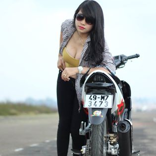 Anh cac co gai tao dang cung Exciter chat Ve Lo - 7