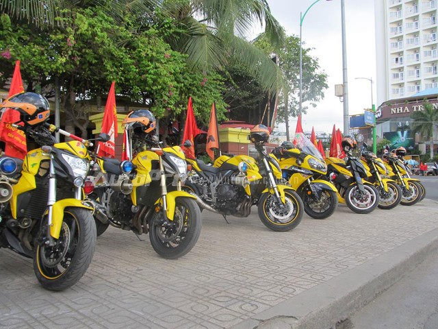 Doan moto dan doan voi tong mau vang choi tai Nha Trang - 2