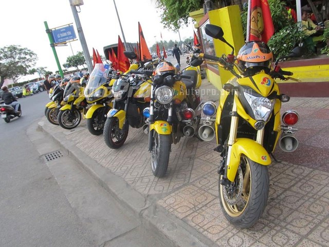 Doan moto dan doan voi tong mau vang choi tai Nha Trang - 7