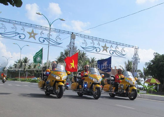 Doan moto dan doan voi tong mau vang choi tai Nha Trang - 13