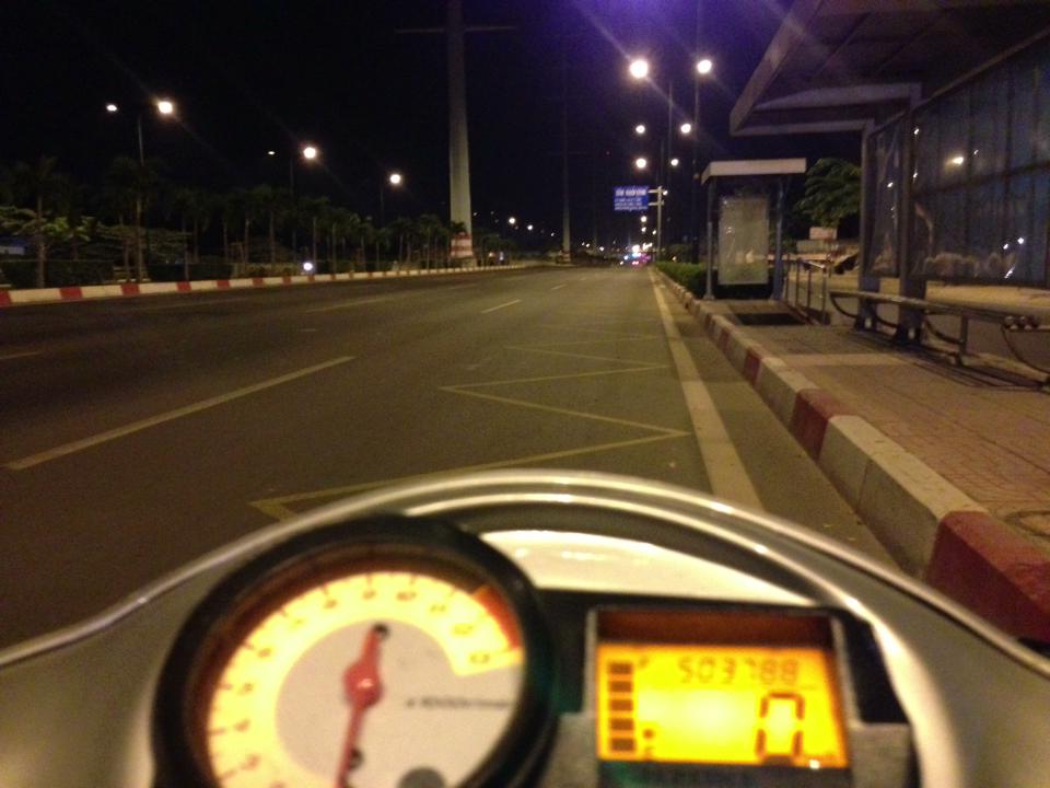 Dung chay xe neu ban dang buon ngu loi khuyen chan thanh cua 1 biker FX - 8