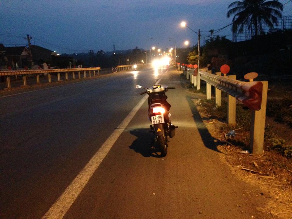 Dung chay xe neu ban dang buon ngu loi khuyen chan thanh cua 1 biker FX - 9
