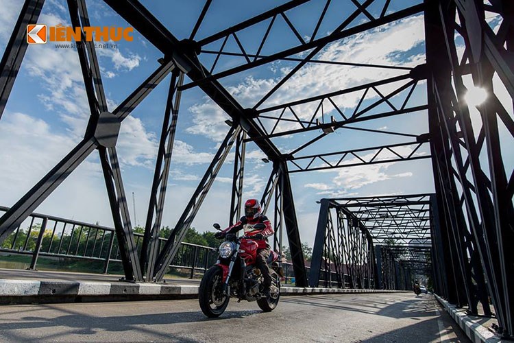 Trai nghiem Ducati Monster 821 cua biker Viet tren dat Thai - 10