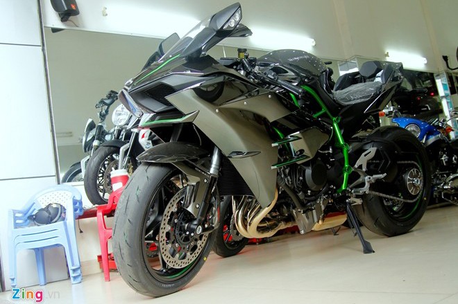Yamaha R1 2015 va Kawasaki H2 So Sanh chi tiet