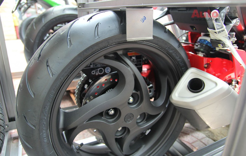 Can canh cap doi Honda CB1000R 2015 vua ve den Sai Gon - 26