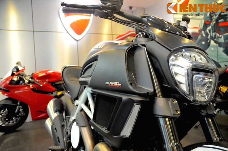 Can canh Ducati Diavel Carbon phien ban trang tai Ha Noi - 4