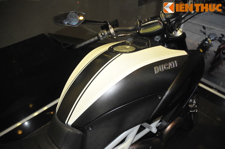 Can canh Ducati Diavel Carbon phien ban trang tai Ha Noi - 7