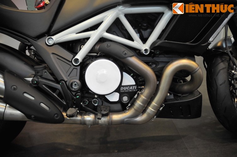 Can canh Ducati Diavel Carbon phien ban trang tai Ha Noi - 8