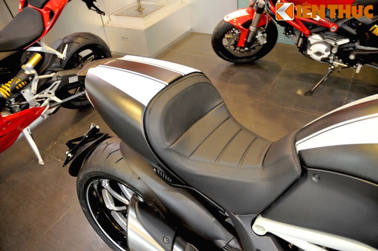 Can canh Ducati Diavel Carbon phien ban trang tai Ha Noi - 10