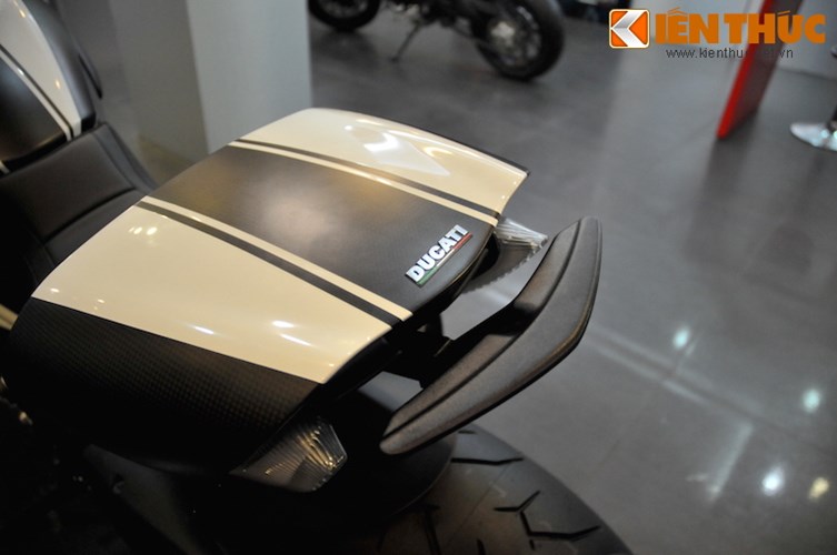 Can canh Ducati Diavel Carbon phien ban trang tai Ha Noi - 12