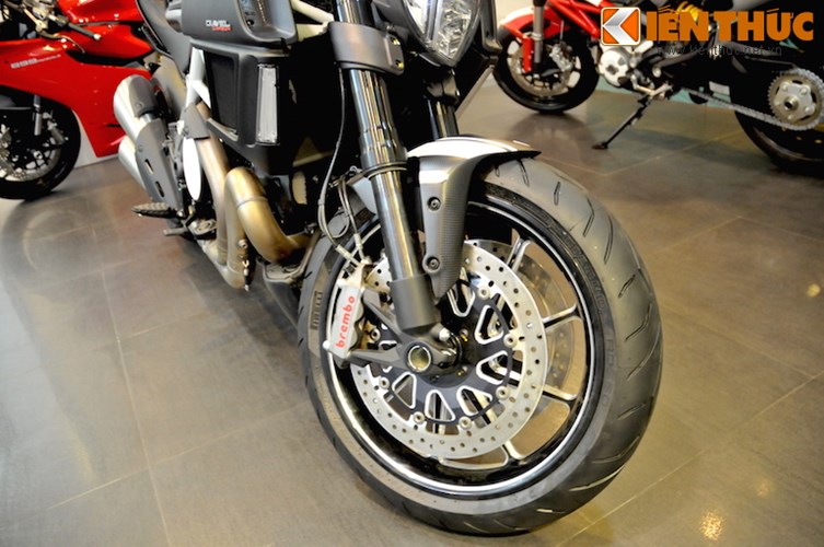 Can canh Ducati Diavel Carbon phien ban trang tai Ha Noi - 13