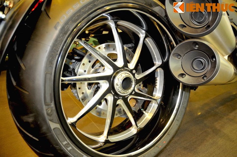 Can canh Ducati Diavel Carbon phien ban trang tai Ha Noi - 14