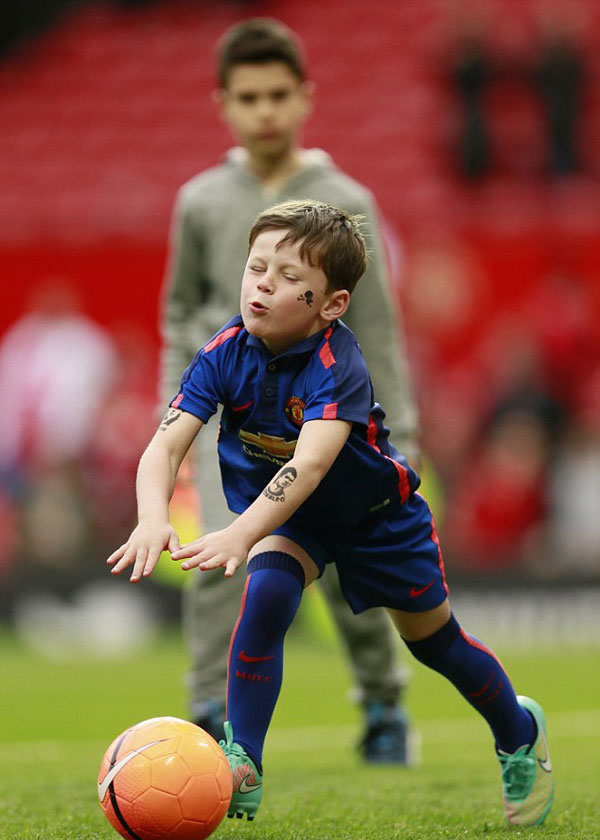 Con trai Rooney ve hinh xam Ronaldo va Messi tren canh tay - 2
