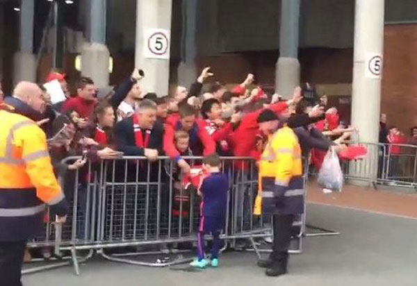 Con trai Rooney ve hinh xam Ronaldo va Messi tren canh tay - 4