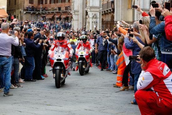 Ducati lam nong chang 6 giai dua MotoGP 2015 tai Y