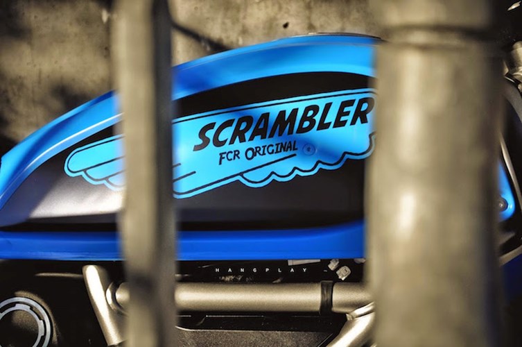Ducati Scrambler phien ban Baby Blue dam chat Phap - 4