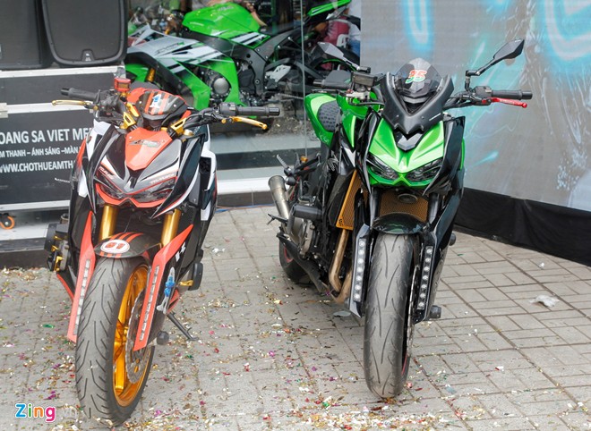 Hang chuc moto hoi tu ve showroom Kawasaki - 6