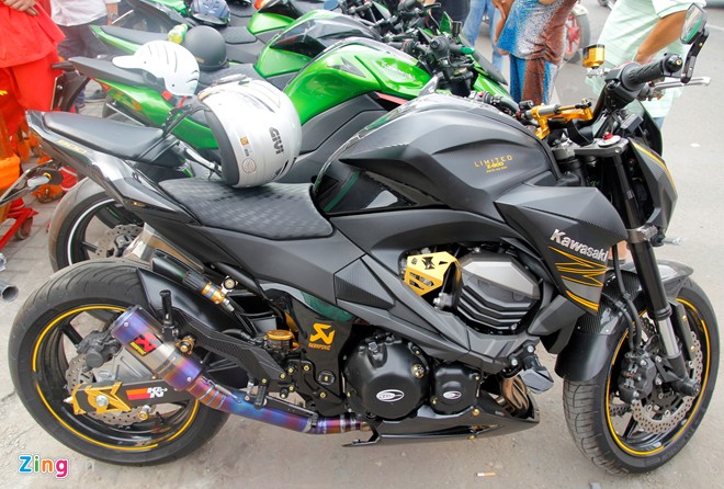 Hang chuc moto hoi tu ve showroom Kawasaki - 9
