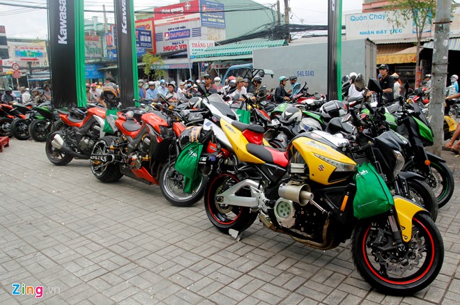 Hang chuc moto hoi tu ve showroom Kawasaki - 13