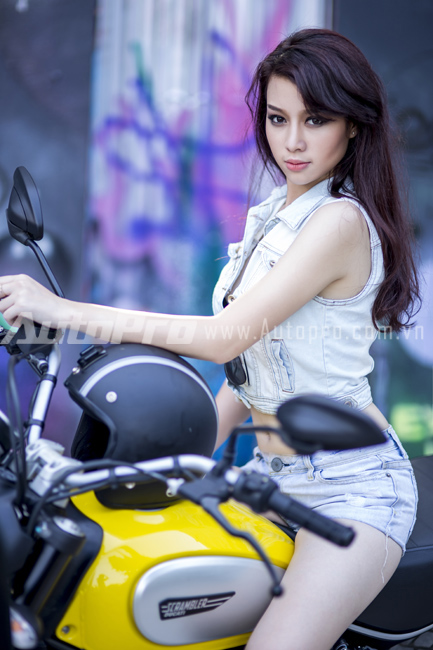 Hoa hau top 10 Viet Nam tao dang ca tinh ben Ducati Scrambler - 8