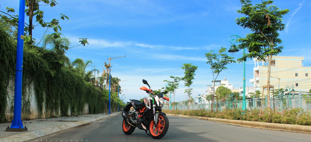 KTM Duke 390 tu tin khoe dang