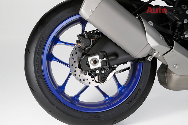 Yamaha R1 2015 mot co may thong linh troi Au - 19