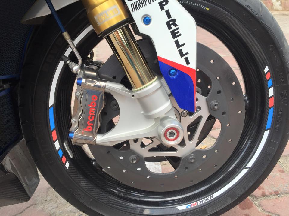 BMW S1000RR do voi hang loat phu kien khung tai Sai Gon - 4