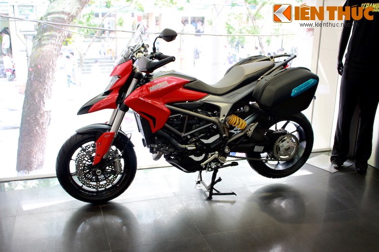Can canh Ducati Hyperstrada 2015 dau tien tai Ha Noi