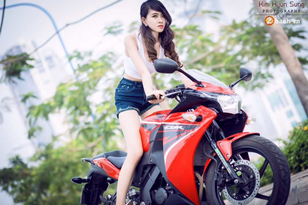 Cap doi mau Teen xinh dep tao dang ben chiec Honda CBR150R - 8