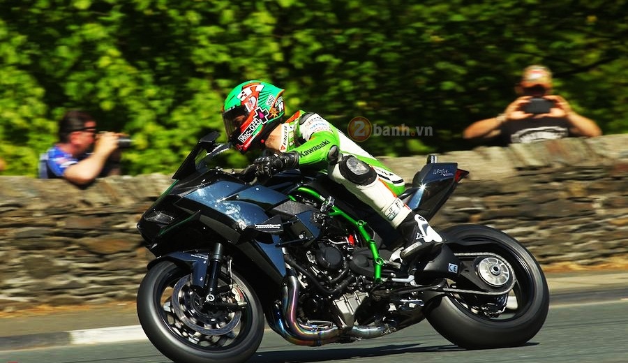 Clip Quai vat Kawasaki Ninja H2R gam ru tai giai dua Isle Of Man TT