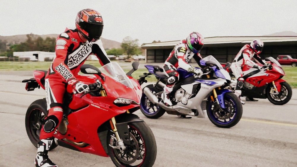 Clip Yamaha R1 2015 Ducati 1299 Panigale S va BMW S1000RR 2015 so tai tren duong thang 400m
