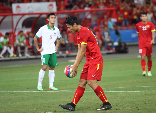 Ngoc Hai cai lenh thay dua bong cho Hong Quan da penalty - 4