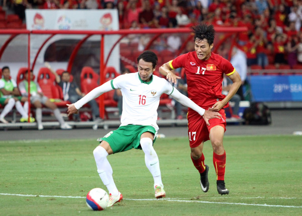 Ngoc Hai cai lenh thay dua bong cho Hong Quan da penalty - 11