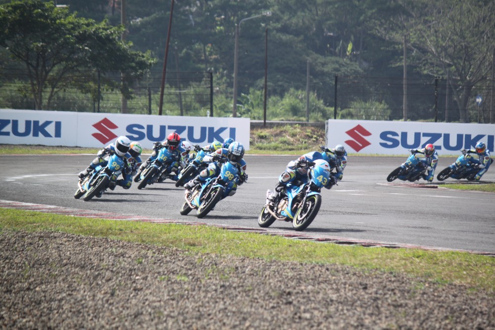 Vong 2 giai dua xe gan may Suzuki Asian Challenge tai duong dua Sentul Indonesia